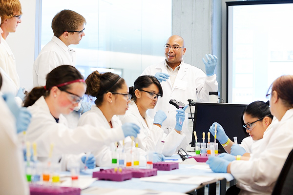 Instructor Tom Turbon describes a neural stem cell differentiation procedure during a Summer Science Camp held at the Embedded Teaching Lab in the Wisconsin Institutes for Discovery (WID) at the University of Wisconsin-Madison.